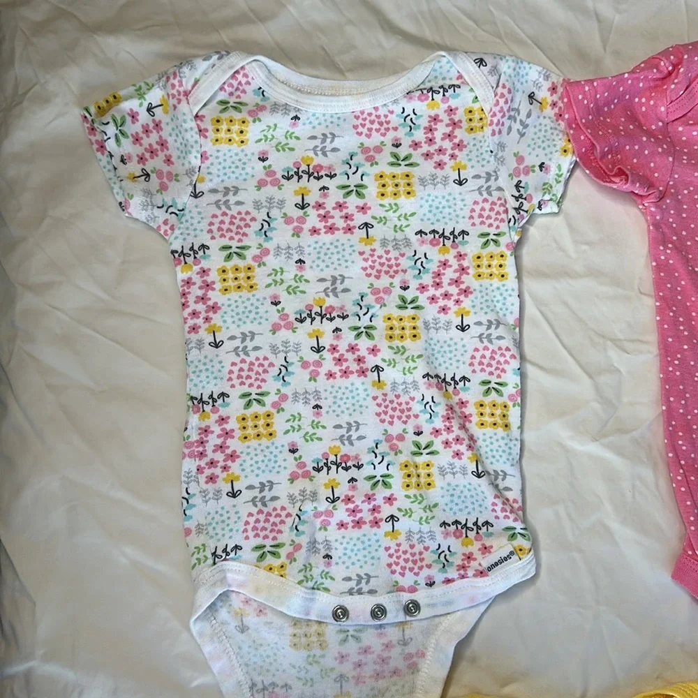 Onesie brand set of 7, size 6-9 month short sleeve bodysuits. GREAT CONDITION.